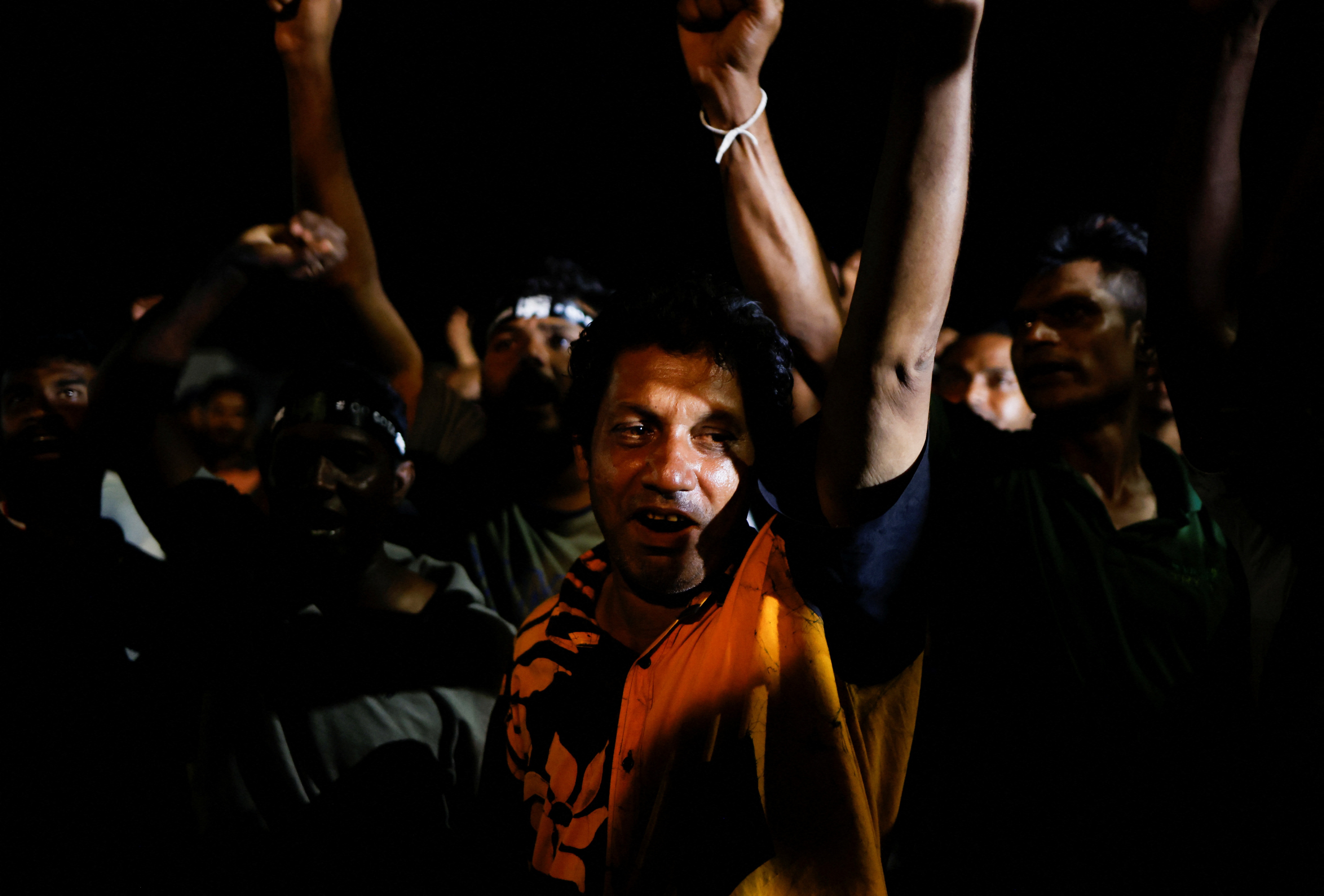 Nguoi bieu tinh nhay mua khi tong thong Sri Lanka tu chuc anh 5