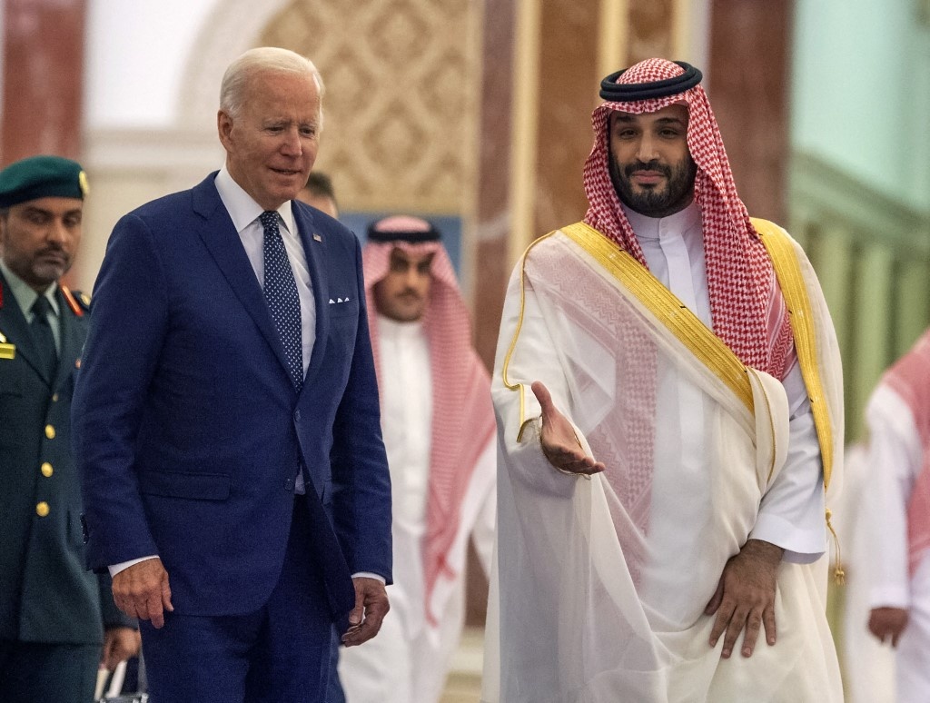 Ong Biden cung tay voi thai tu Saudi Arabia hinh anh