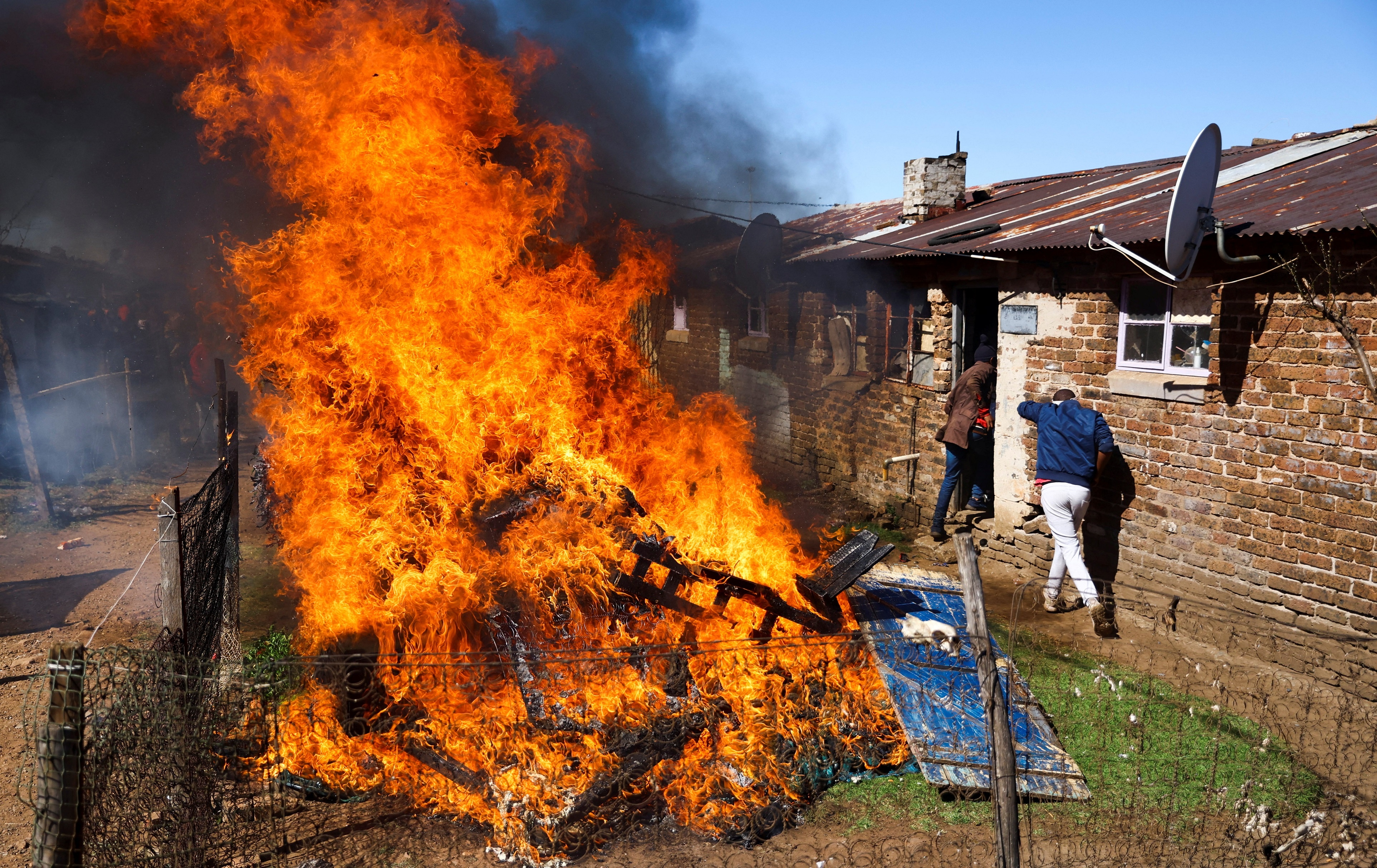 8 nguoi mau bi hiep dam tap the o Nam Phi anh 1