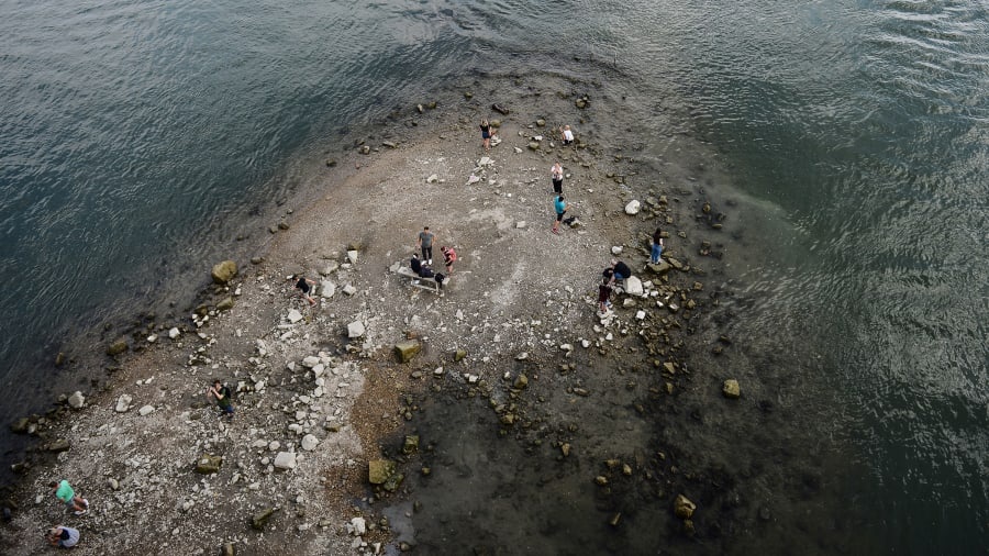 Song ho chau Au can vi han han anh 8