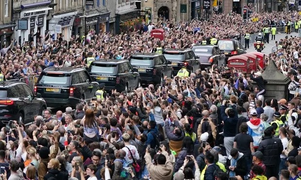 Nguoi den vieng nu hoang Anh co the phai xep hang cho xuyen dem hinh anh