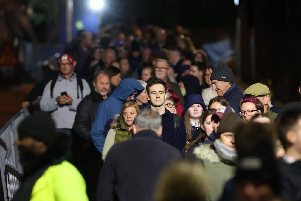 Dong nguoi khong ngu tien biet nu hoang o Scotland hinh anh