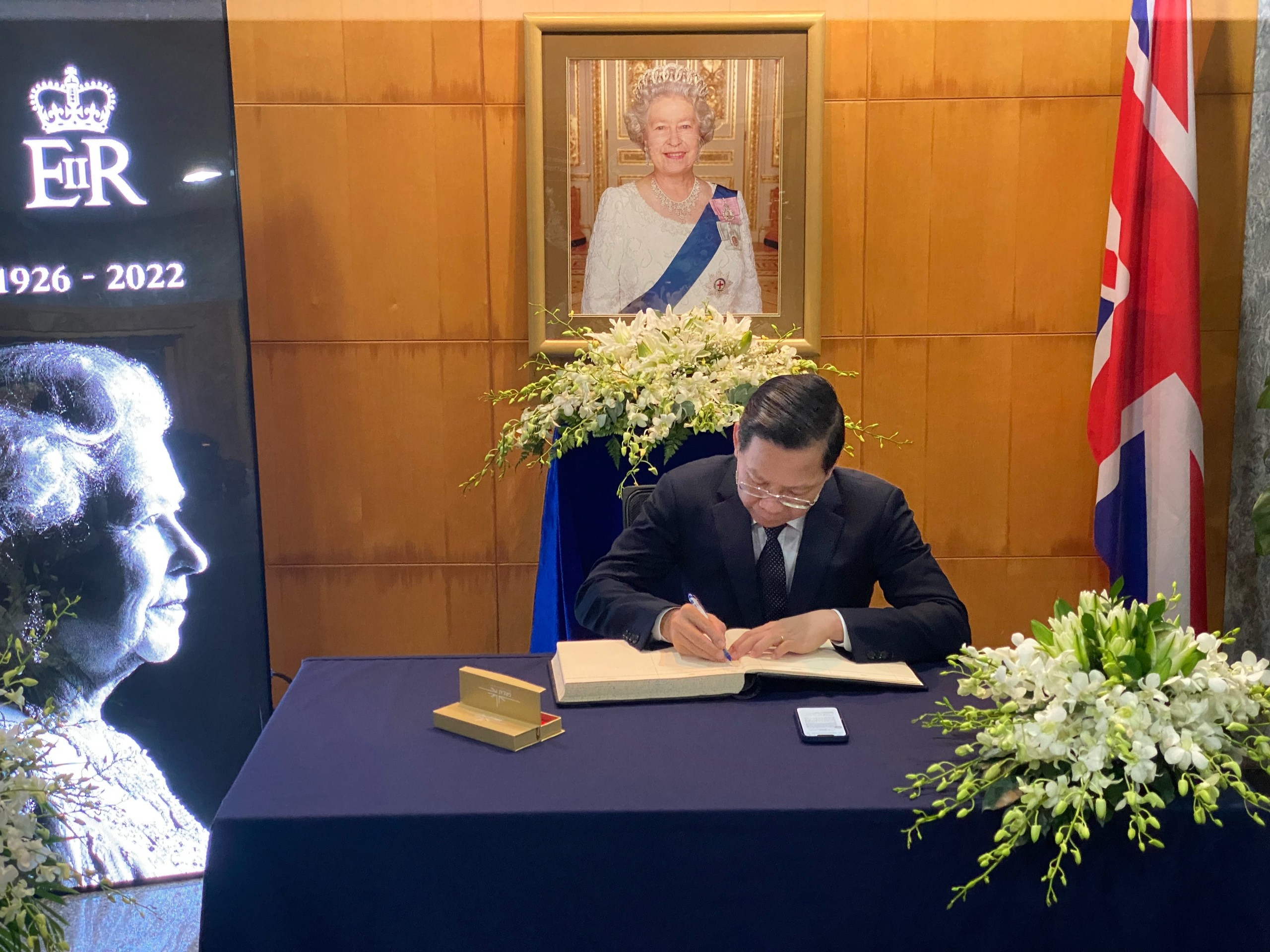 Chu tich TP.HCM den vieng va viet so tang nu hoang Anh hinh anh