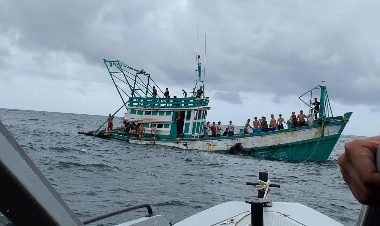 Giay phut sau khi lat thuyen cho nguoi Trung Quoc ngoai khoi Campuchia hinh anh