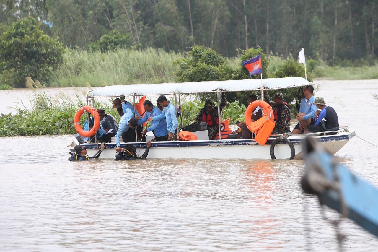 Thu tuong Hun Sen chia buon tham kich tren song Mekong hinh anh