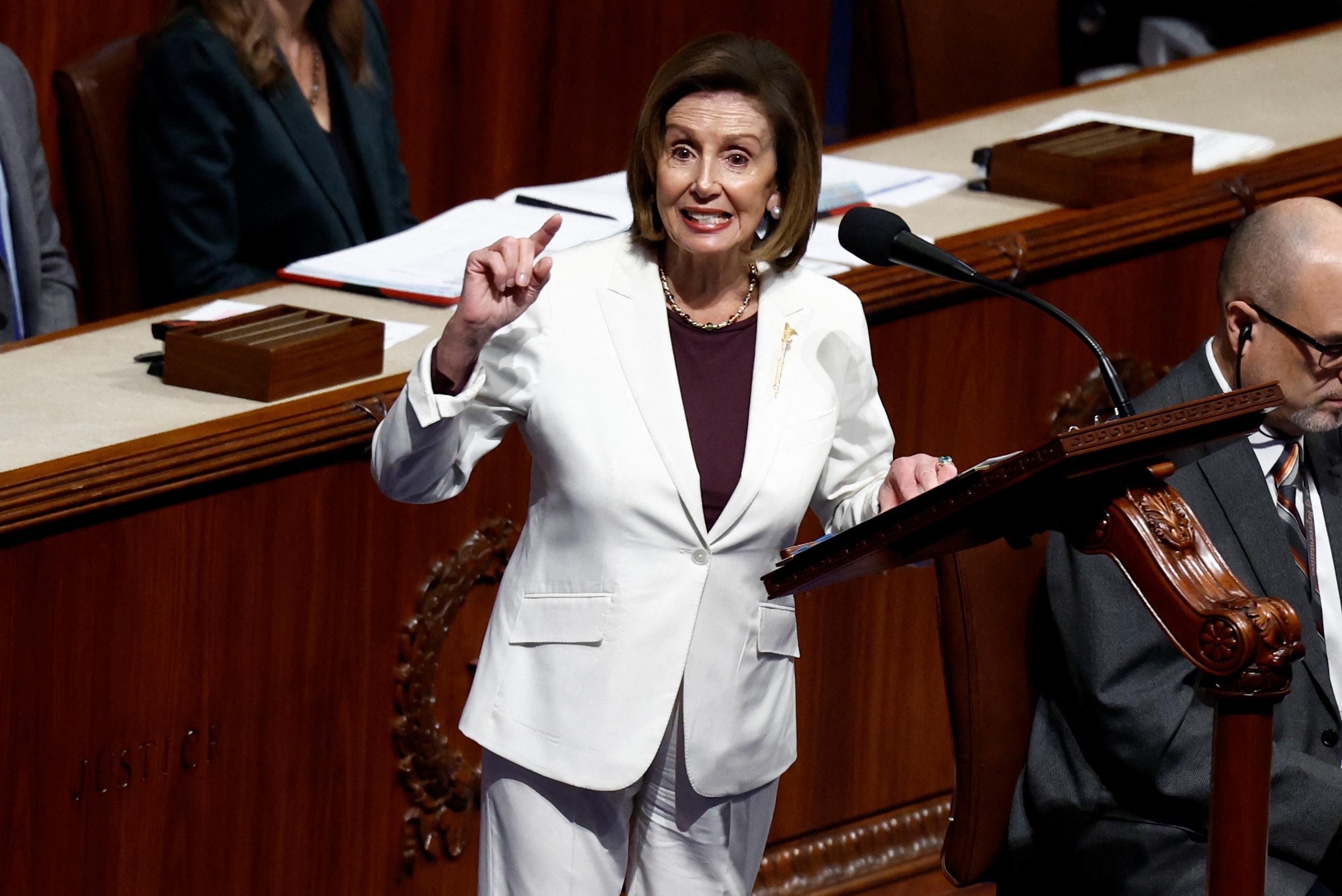 ba Pelosi tu chuc anh 1