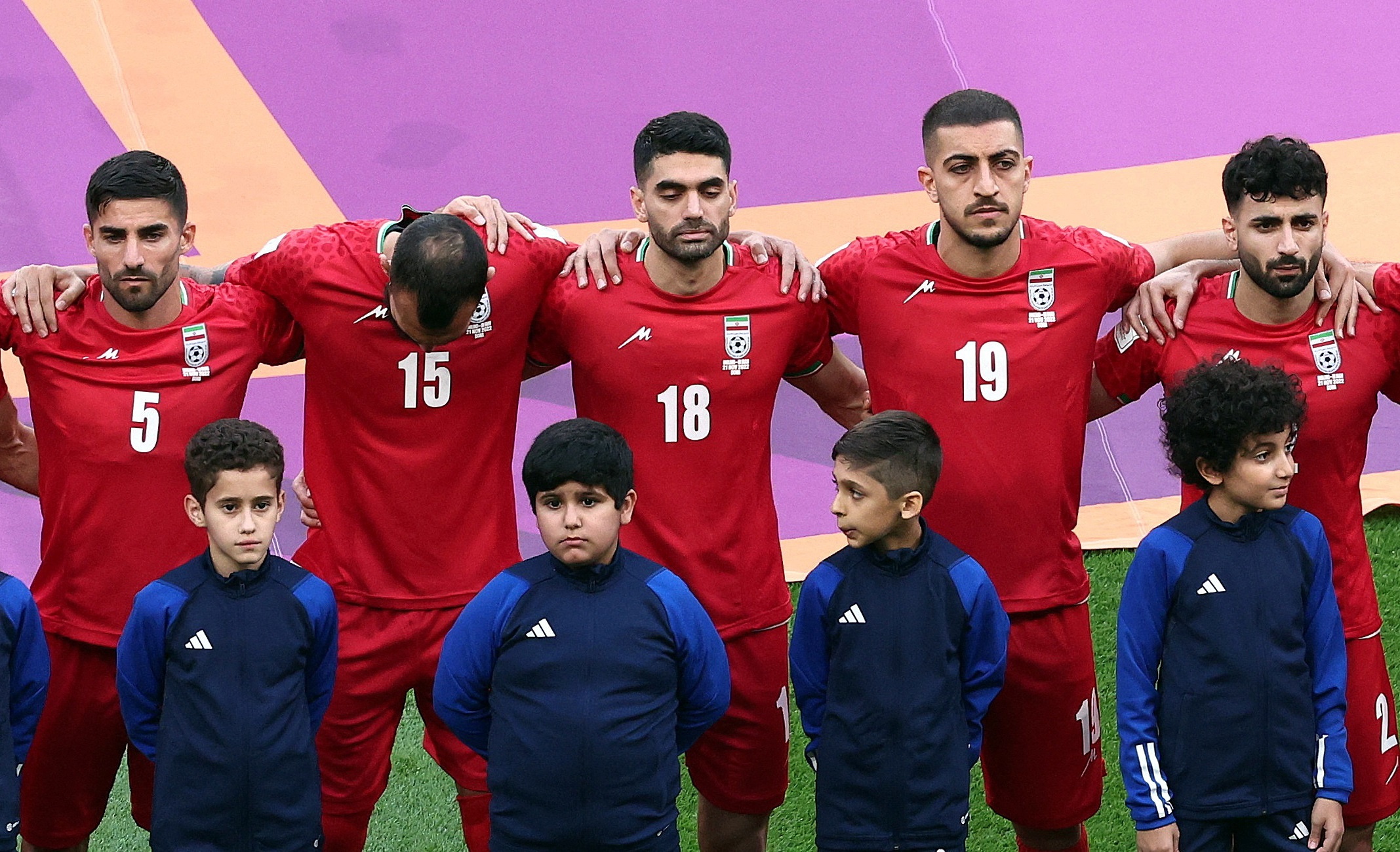 Buoc lui cua bang OneLove va cai cui dau tu doi Iran lam nuoc mat roi hinh anh