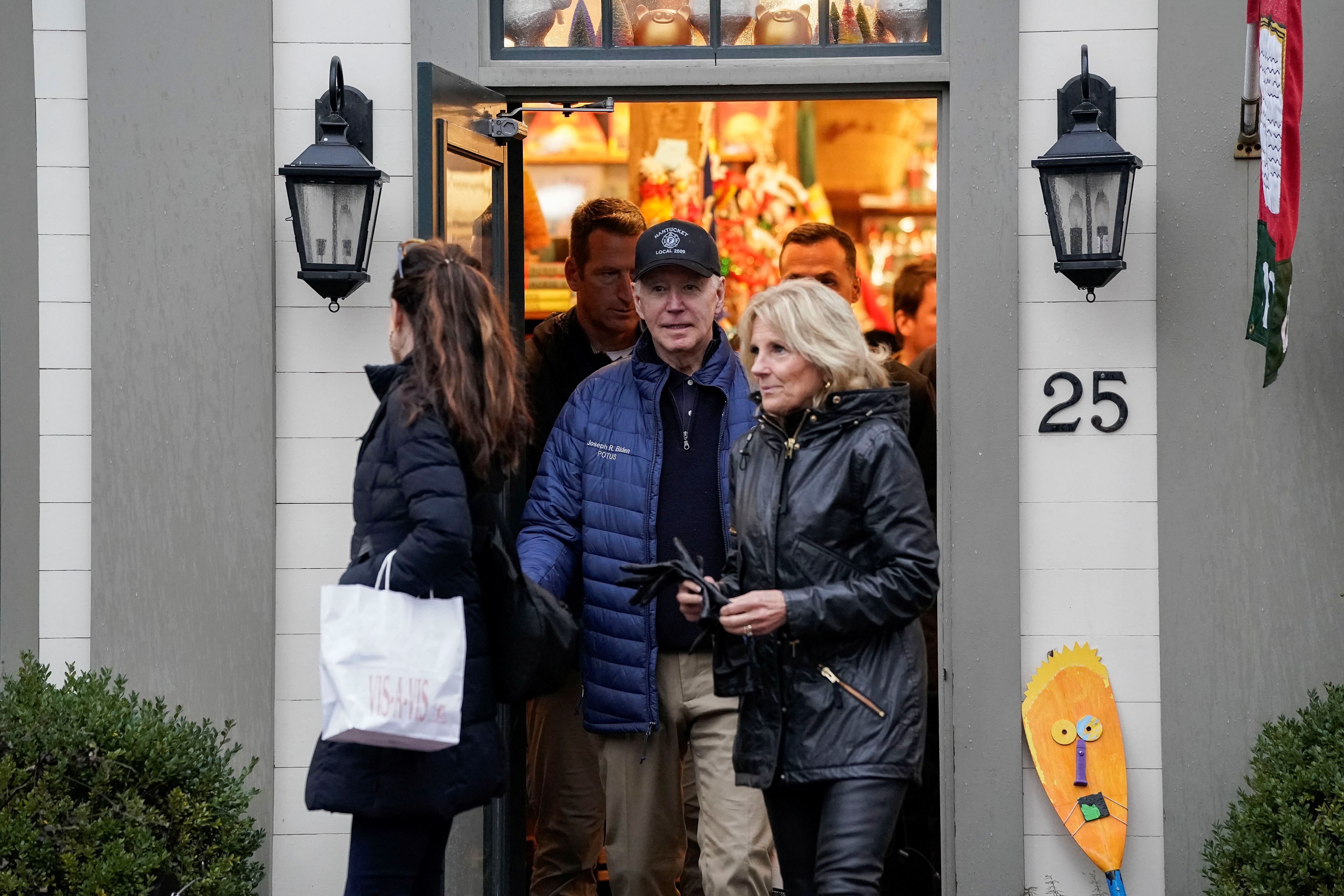 ong Biden di mua sam anh 12