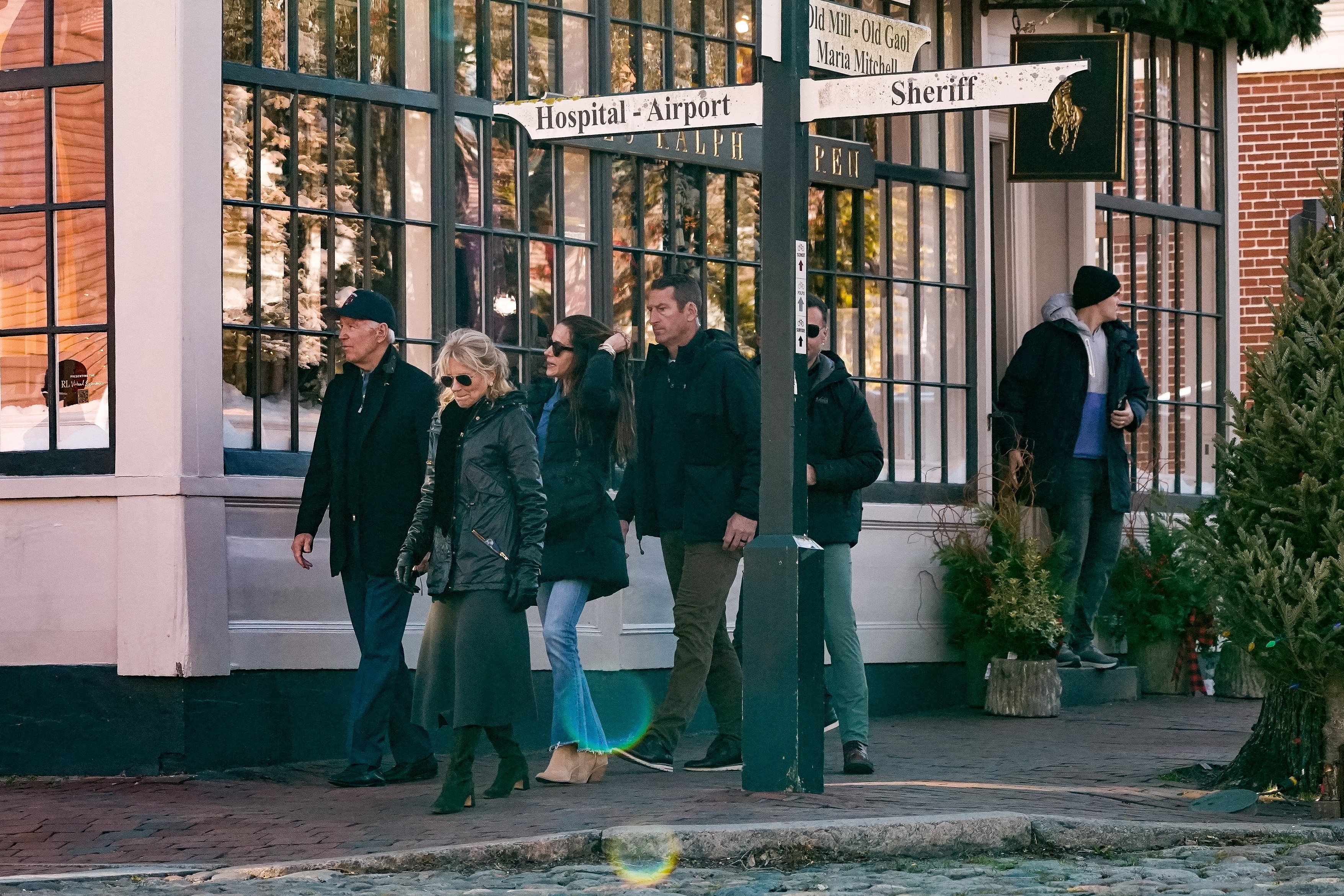 ong Biden di mua sam anh 1