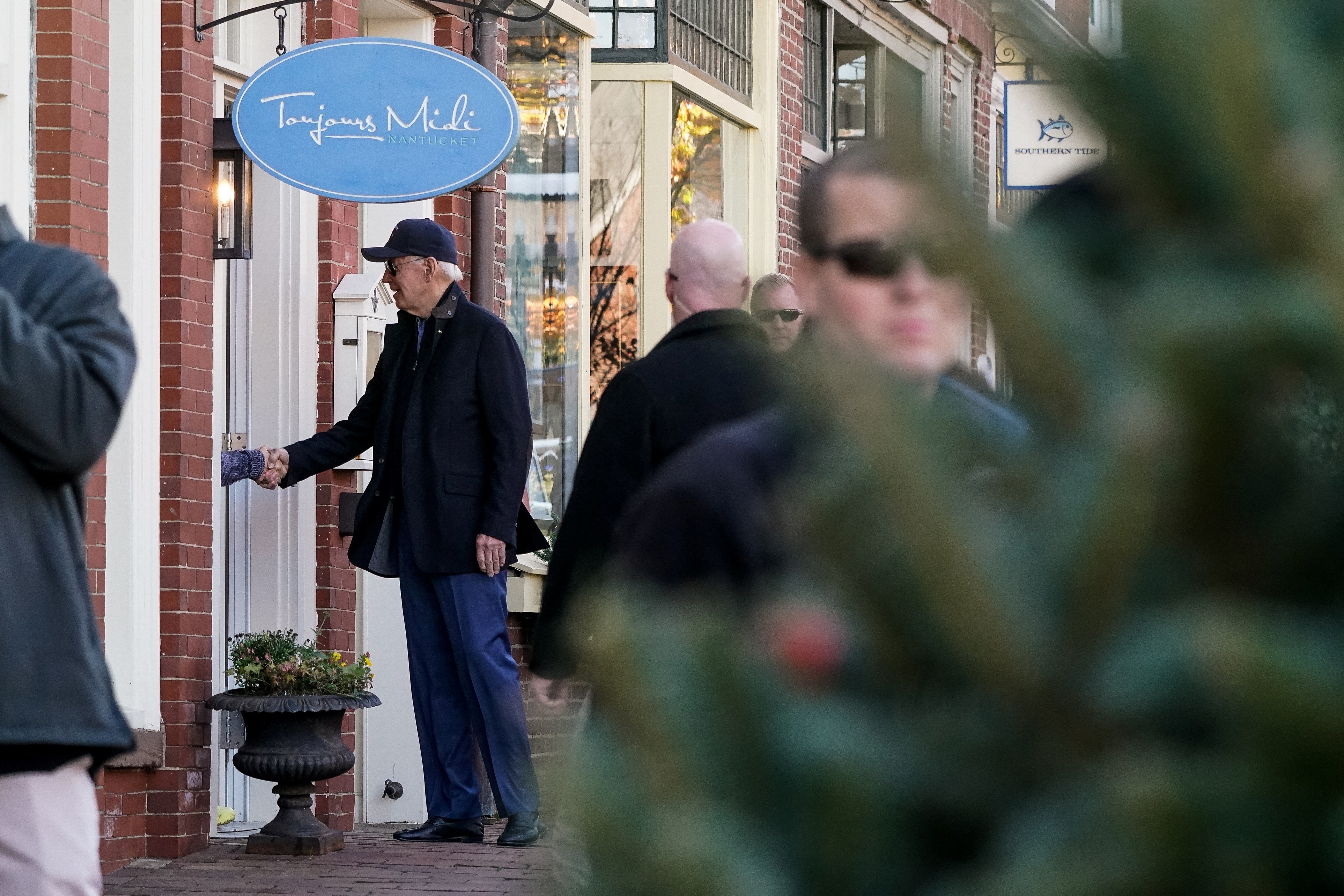 ong Biden di mua sam anh 8