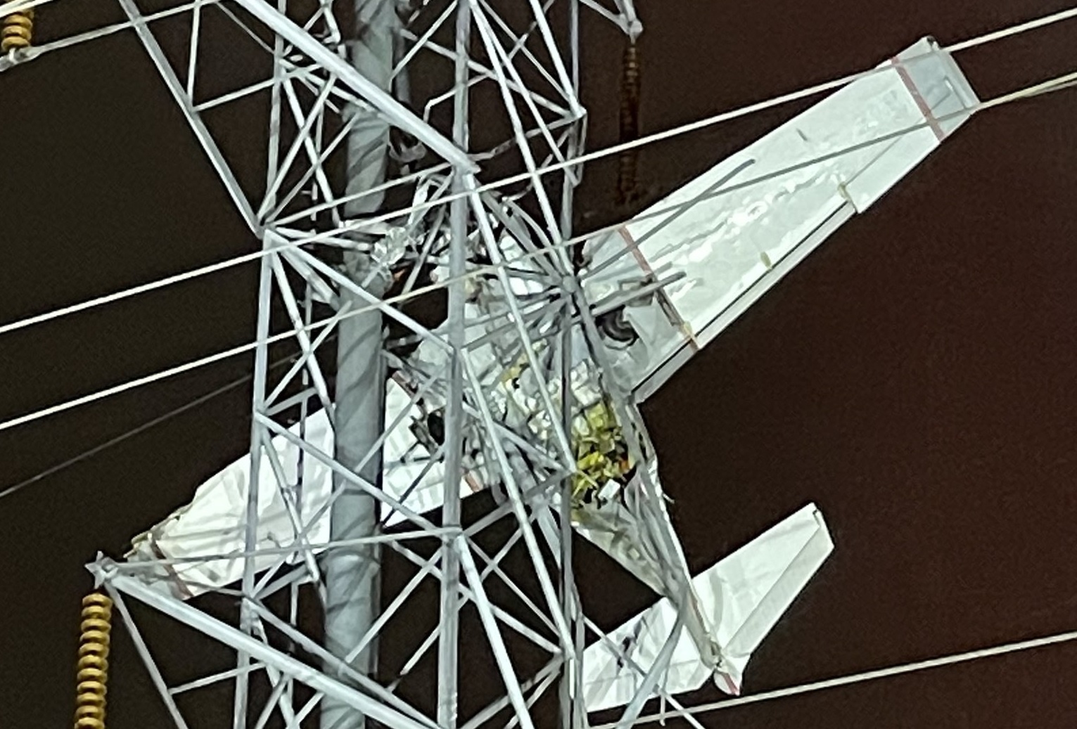 May bay mac ket tren duong day dien o My hinh anh