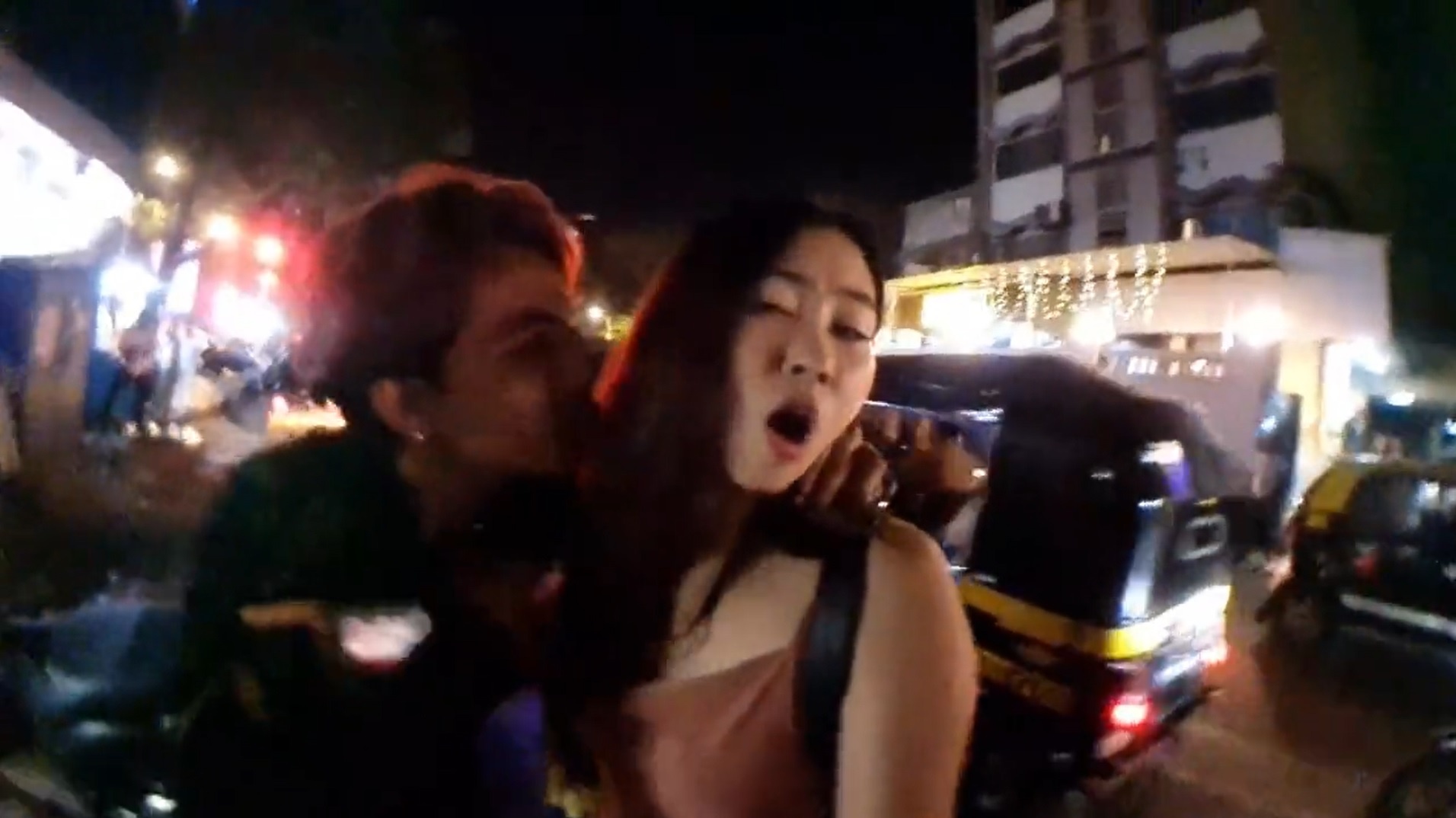 YouTuber bi nguoi dan ong lao vao doi hon khi dang livestream hinh anh