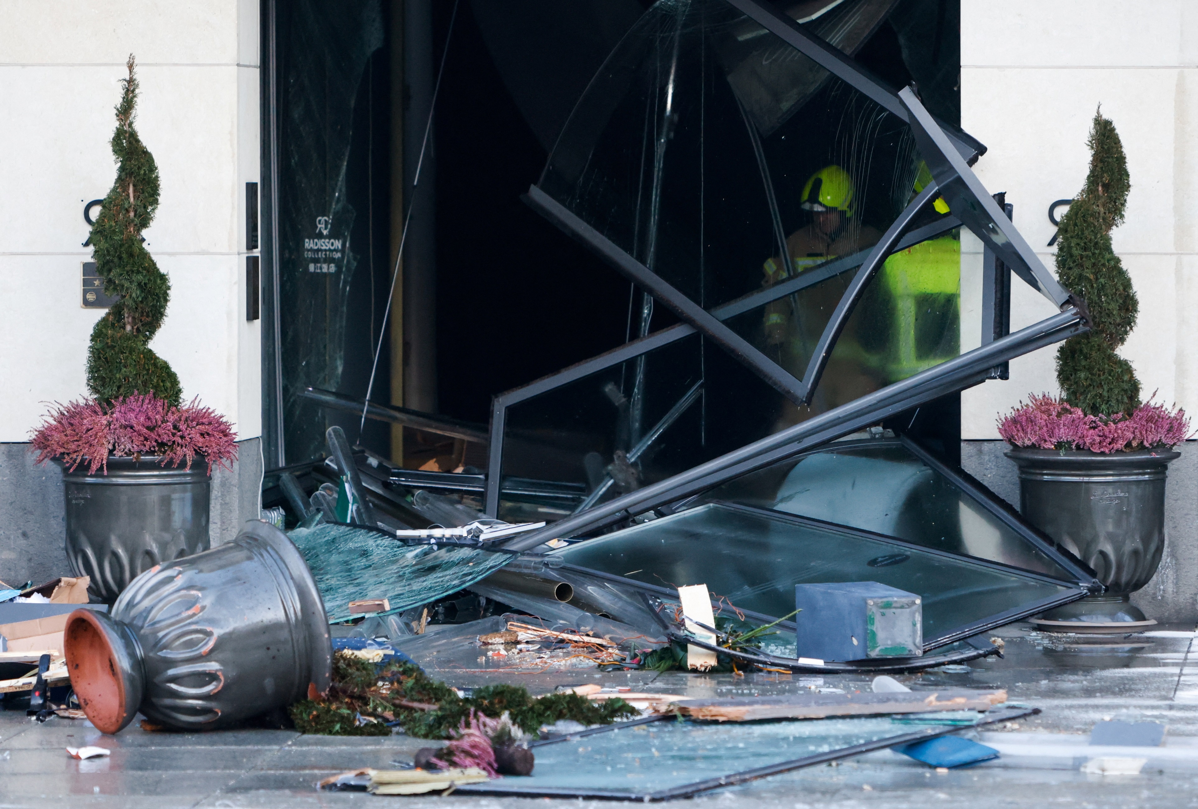 Vi sao thuy cung dung lon nhat the gioi no tung hinh anh