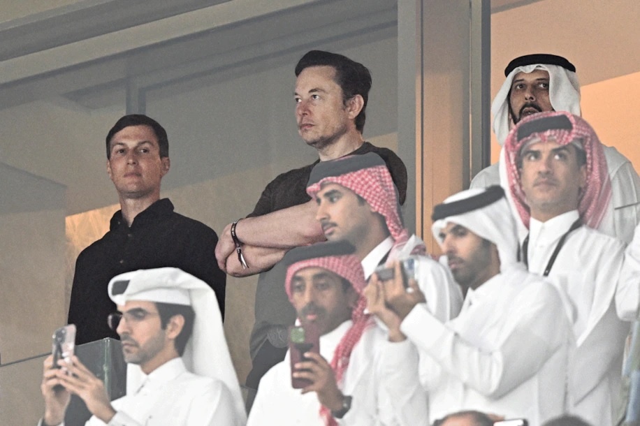 Dang sau buc anh gay chu y tren khan dai tran chung ket World Cup hinh anh