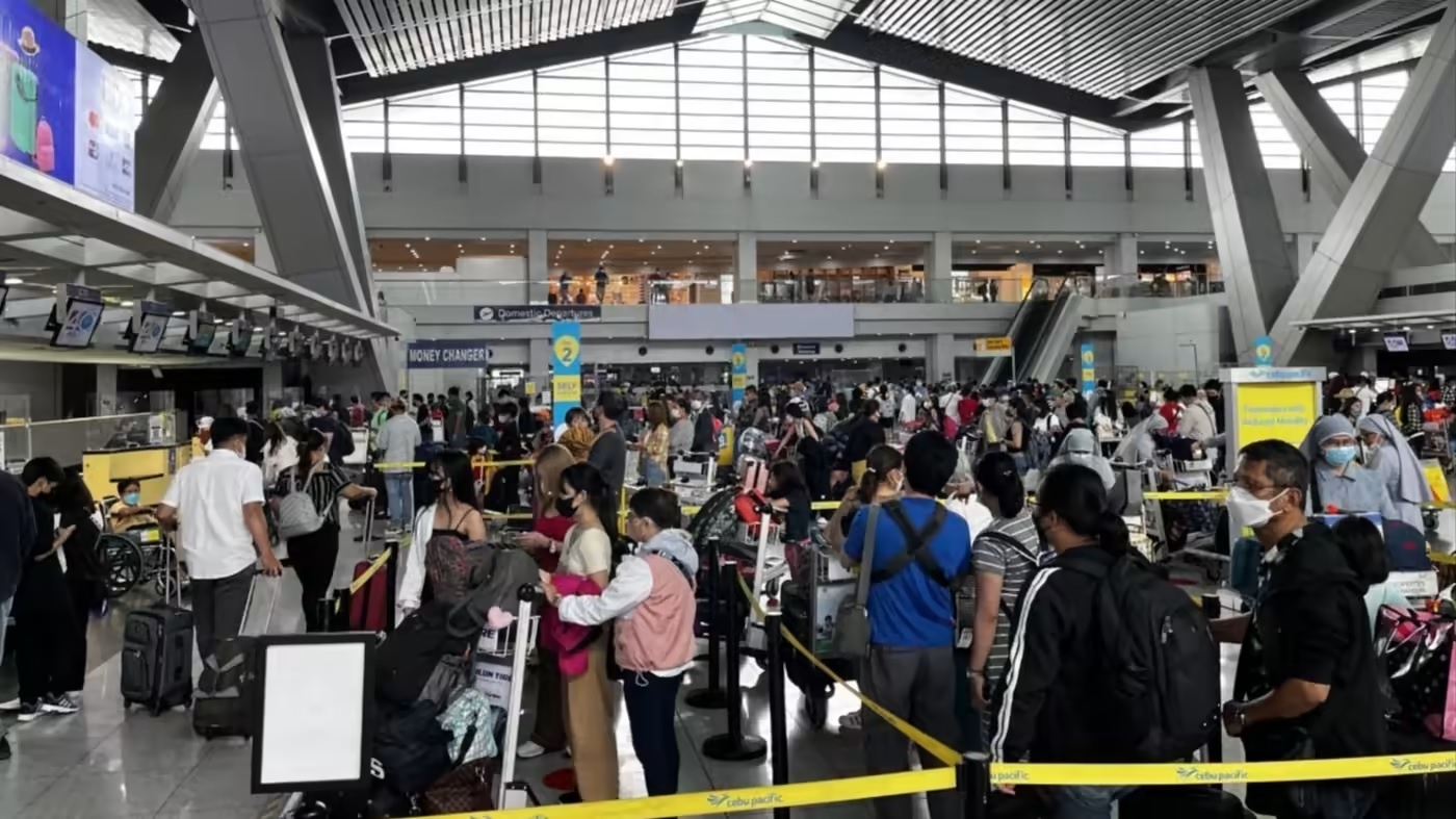 May bay quay dau giua chung vi Manila dong khong phan hinh anh