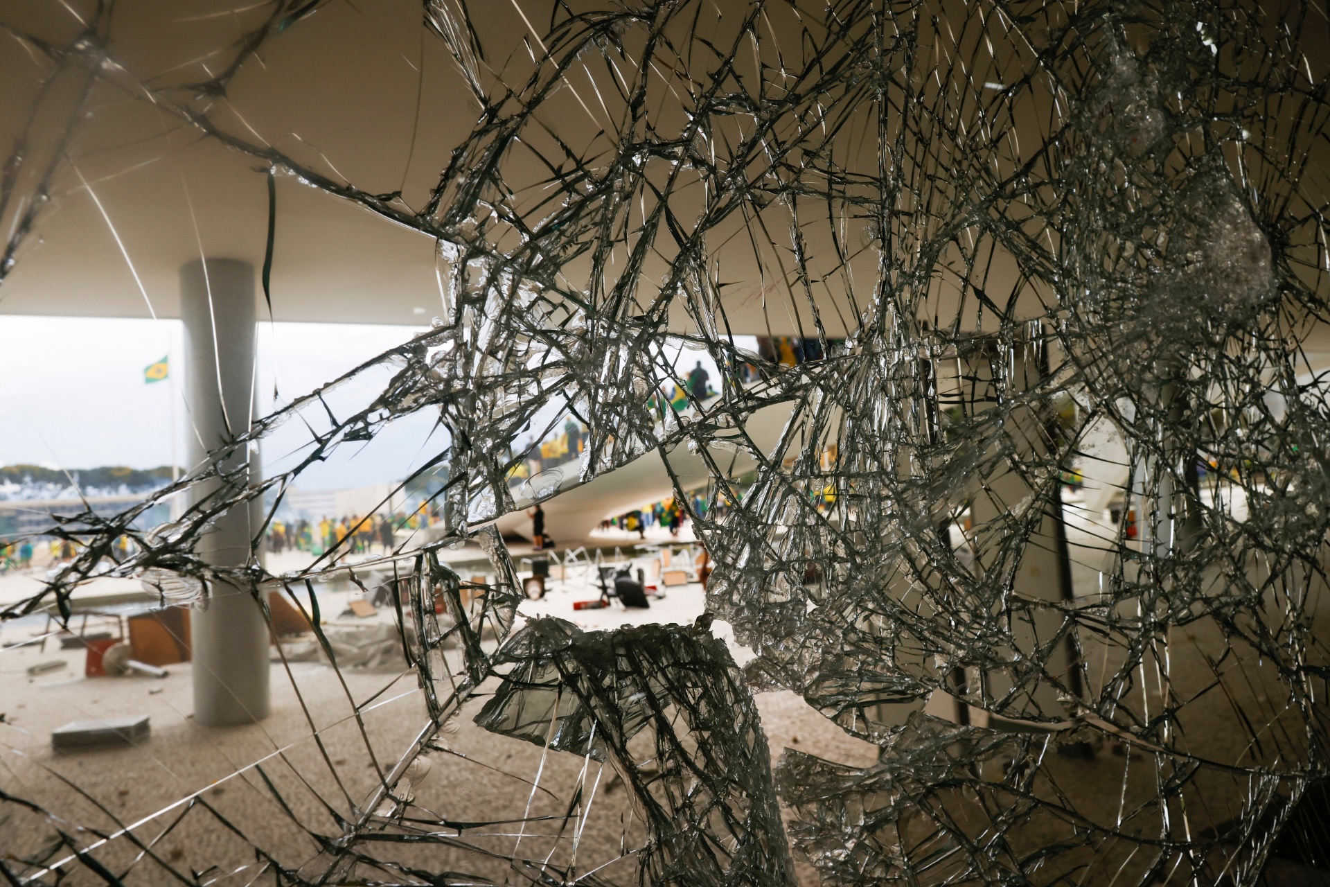 Dam dong dap pha trong dinh tong thong Brazil hinh anh