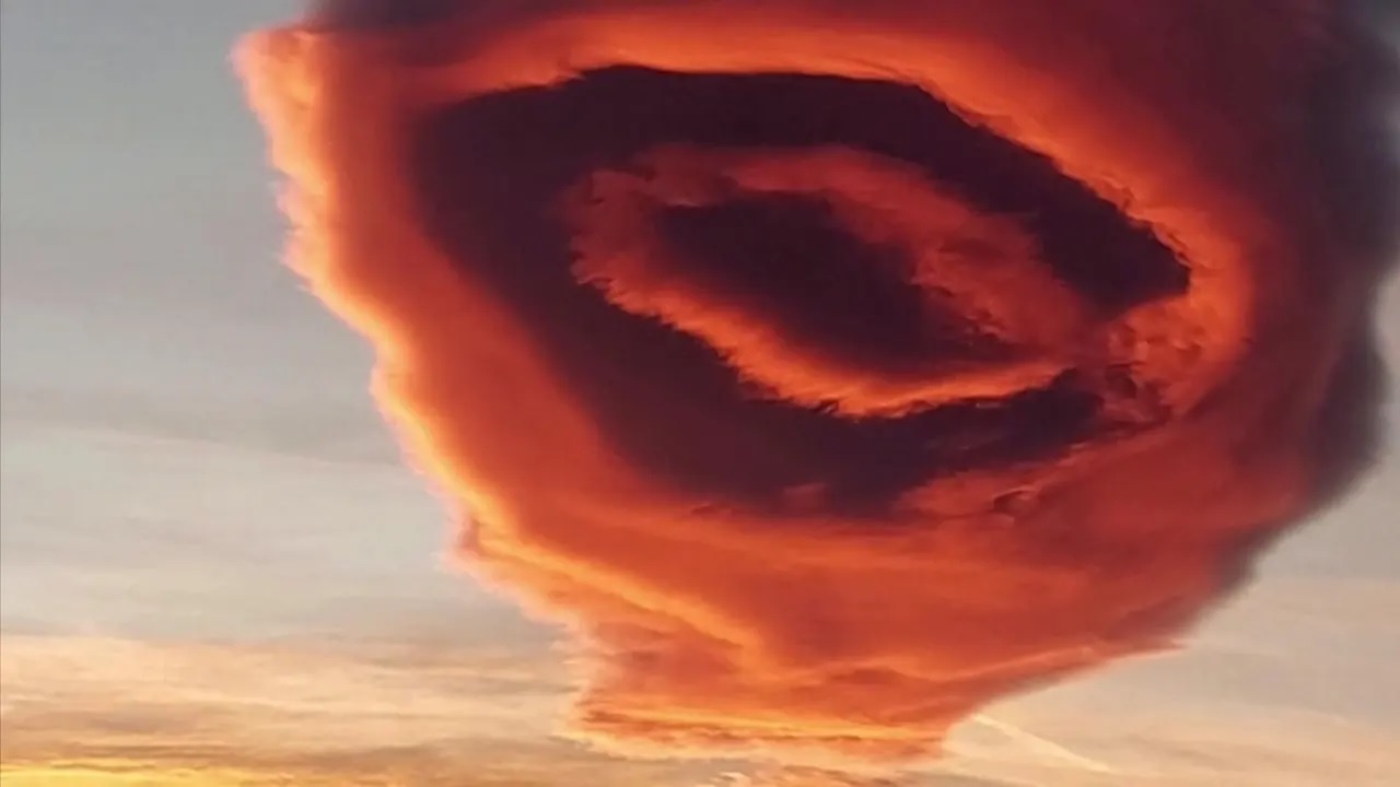 Dam may hinh UFO tren bau troi Tho Nhi Ky hinh anh