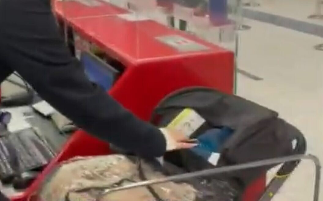 Cap vo chong bo lai con so sinh o san bay Israel vi khong co ve hinh anh