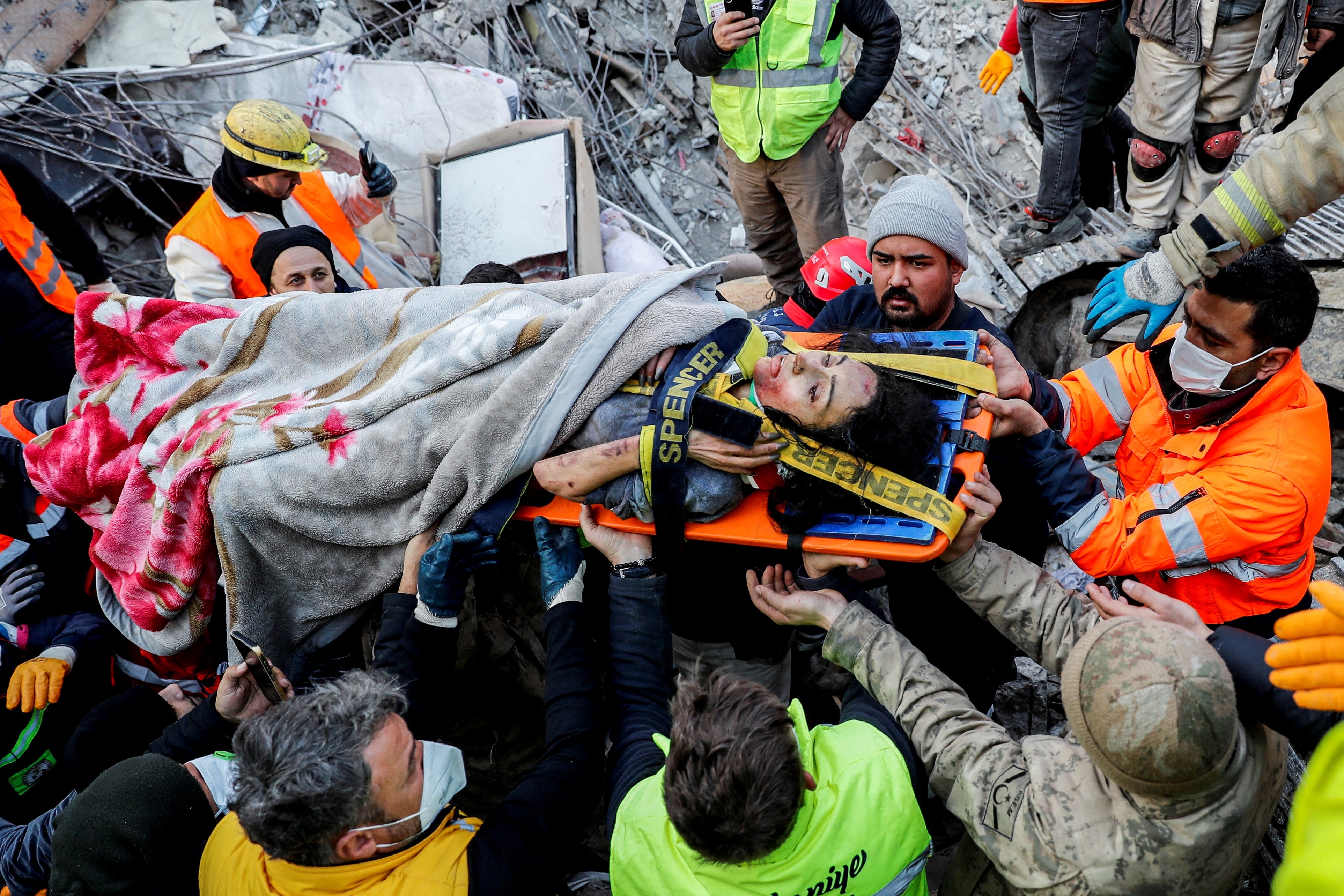 Gan 24.000 nguoi da chet vi dong dat o Tho Nhi Ky va Syria hinh anh