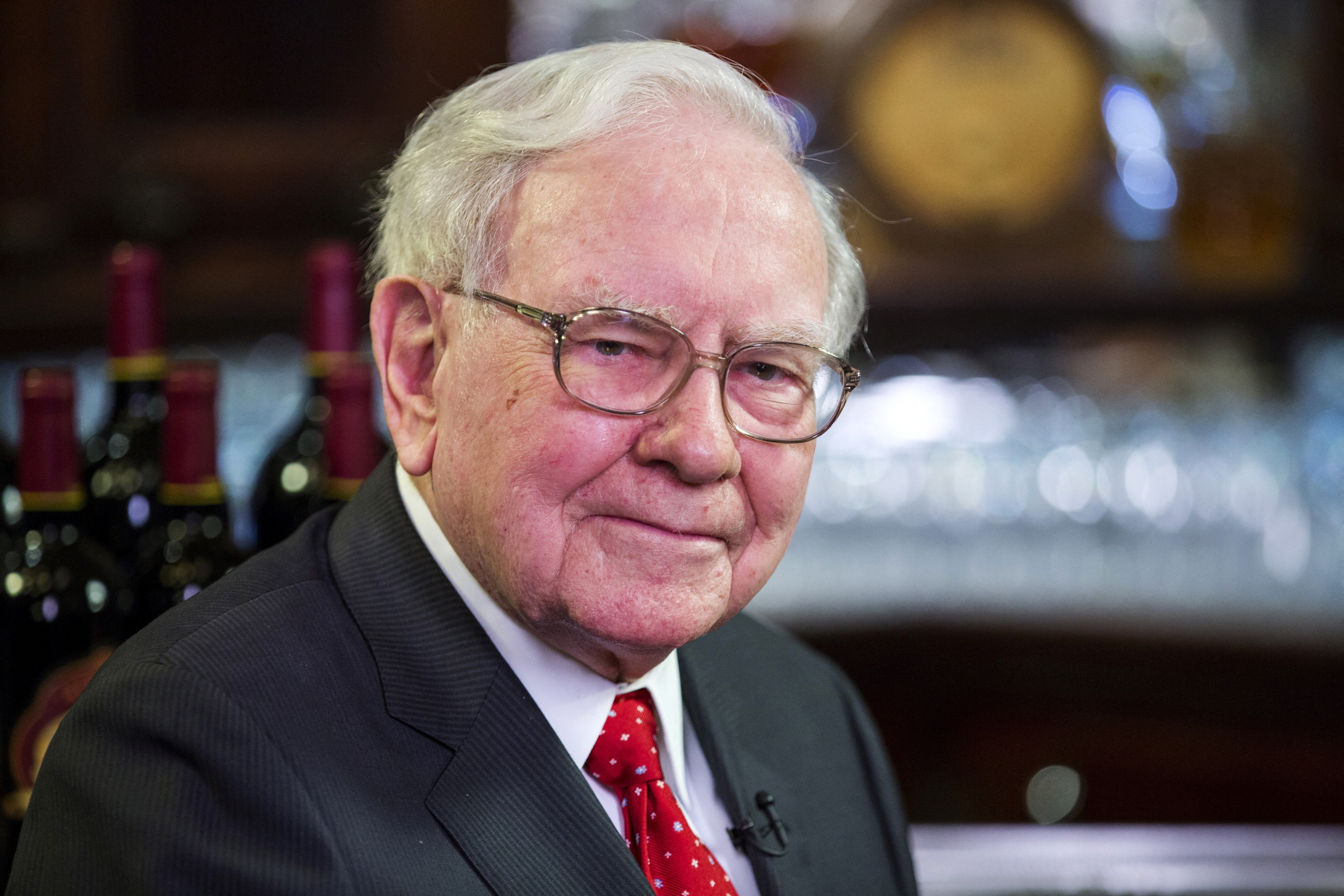 Warren Buffett gap doi ngu Nha Trang ve khung hoang ngan hang hinh anh