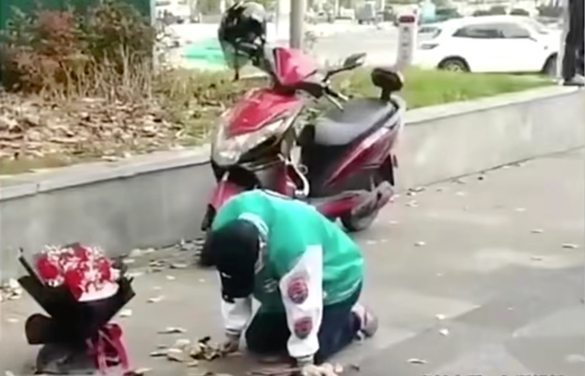 Quy duoi mua gan mot ngay de xin ban gai cu quay lai o Trung Quoc hinh anh