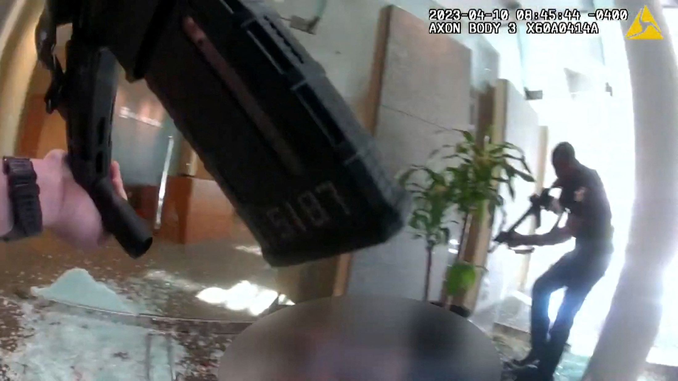 Canh sat Louisville cong bo bodycam vu xa sung ngan hang hinh anh