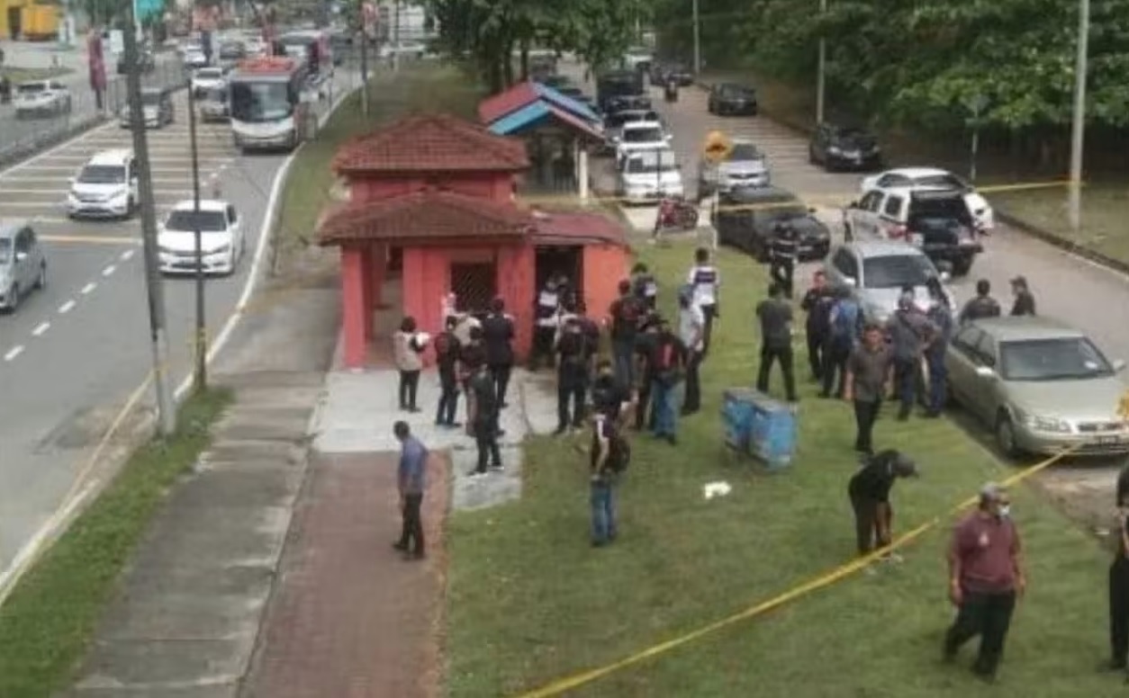 Phat hien thi the trong tui tai tram xe buyt bo hoang o Malaysia hinh anh