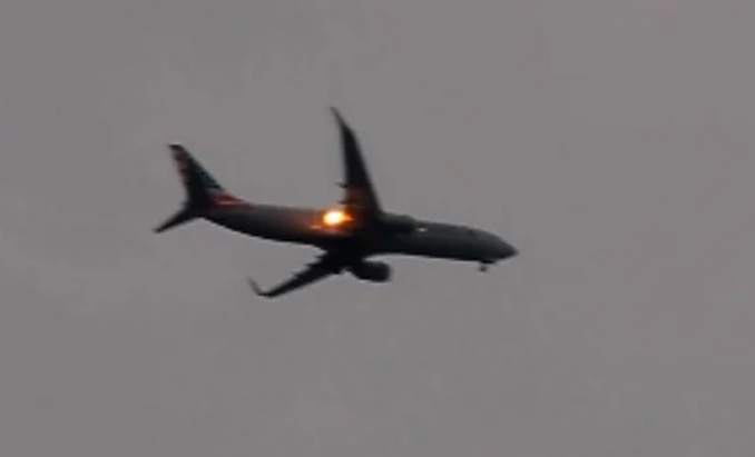 Dong co may bay chay giua khong trung o My hinh anh