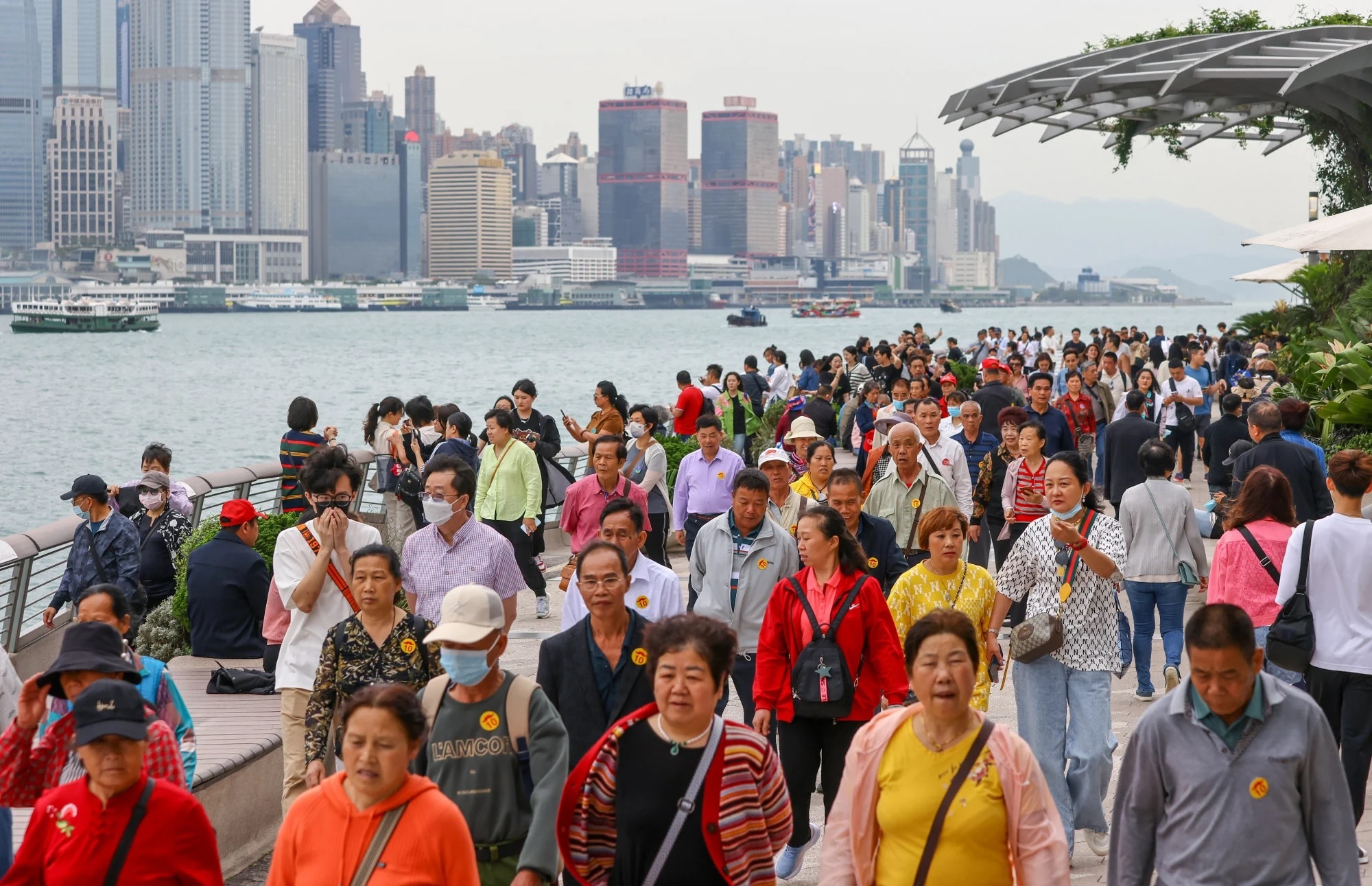 Vi sao khach dai luc o at den Hong Kong nghi le nhung khong qua dem hinh anh