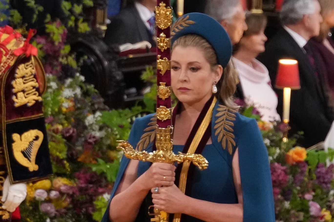 Nguoi giu thanh kiem gay chu y trong le dang quang Vua Charles III hinh anh