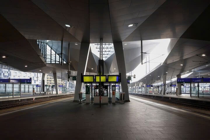 Hanh khach ta hoa khi toa tau phat tieng ho lon 'Hitler muon nam' hinh anh