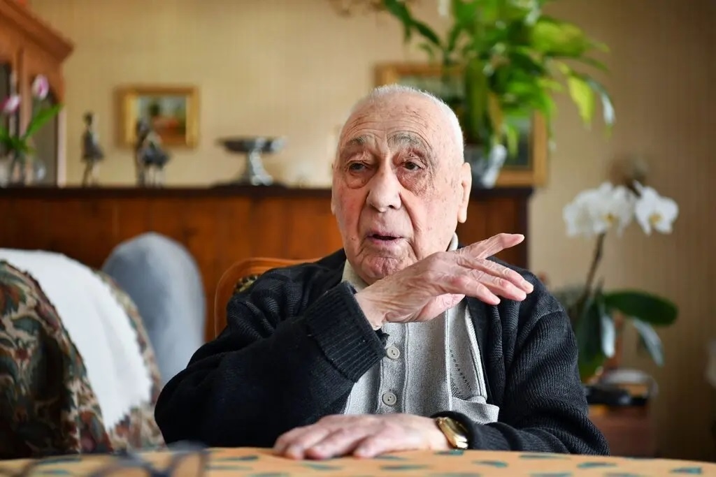 Cuu binh Phap tiet lo mo chon tap the cua hang chuc tu binh Duc hinh anh