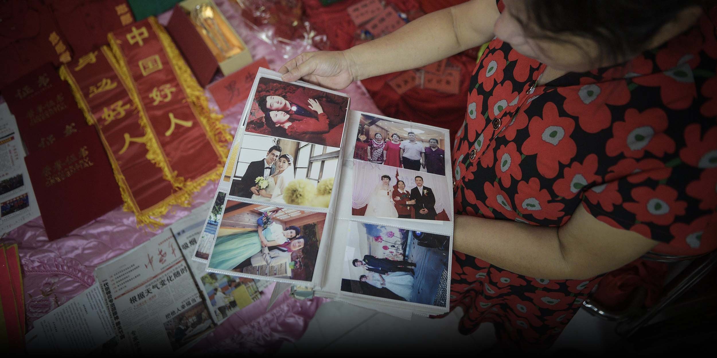 Ngoi lang Trung Quoc treo thuong cho nguoi mai moi hinh anh