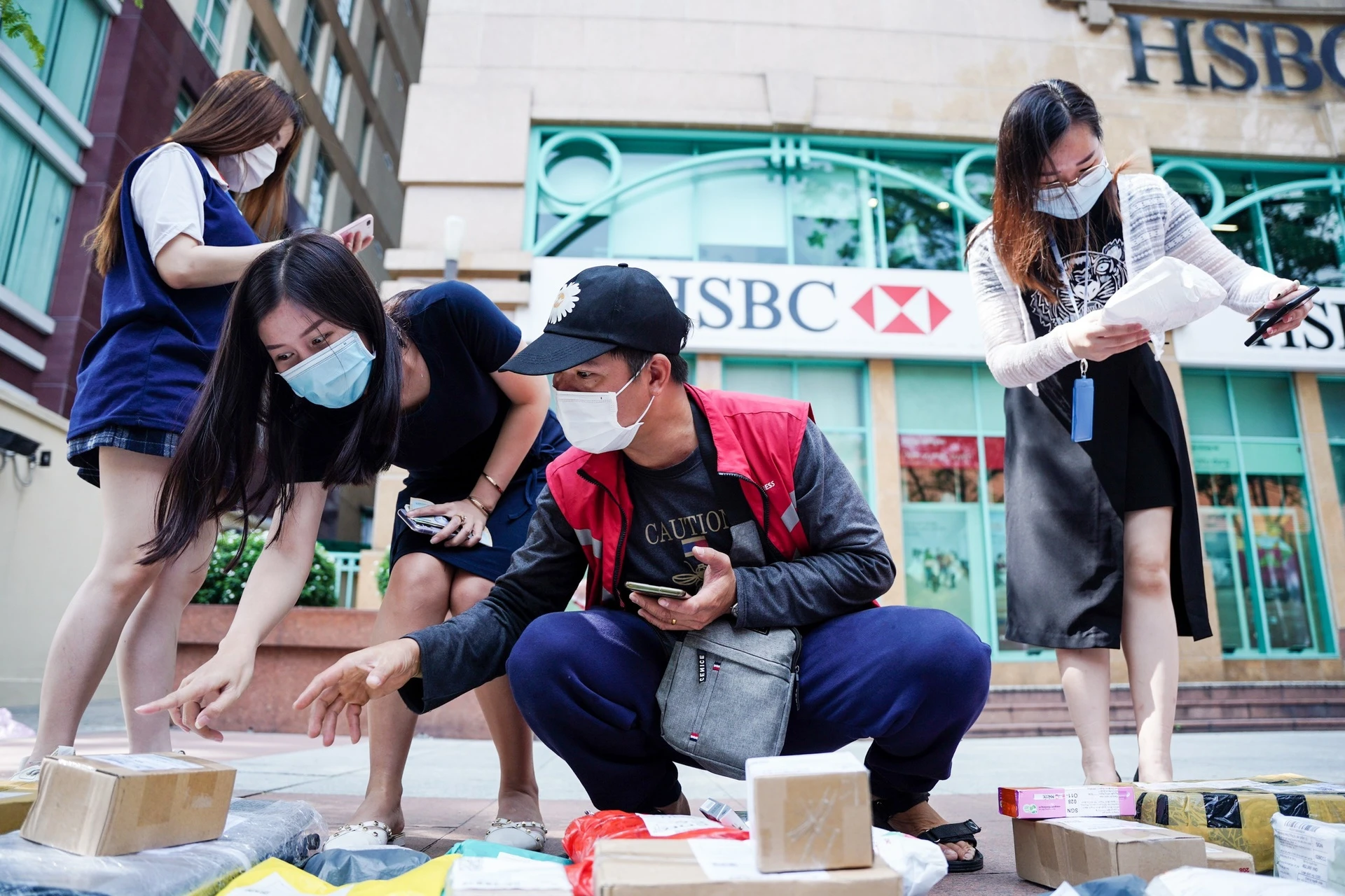 Hai buc tranh trai nguoc cua shipper sat Tet Giap Thin hinh anh