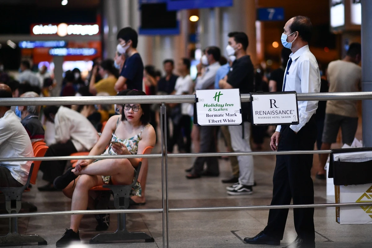 Tai xe kiem huong dan vien doi khach gan 2 gio o san bay Tan Son Nhat hinh anh