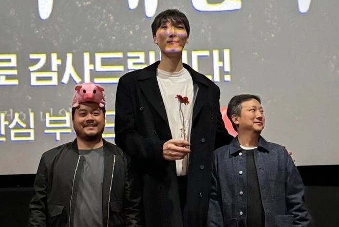 'Visual' mat moc cua ac linh cao 2,2 m trong 'Quat mo trung ma' hinh anh