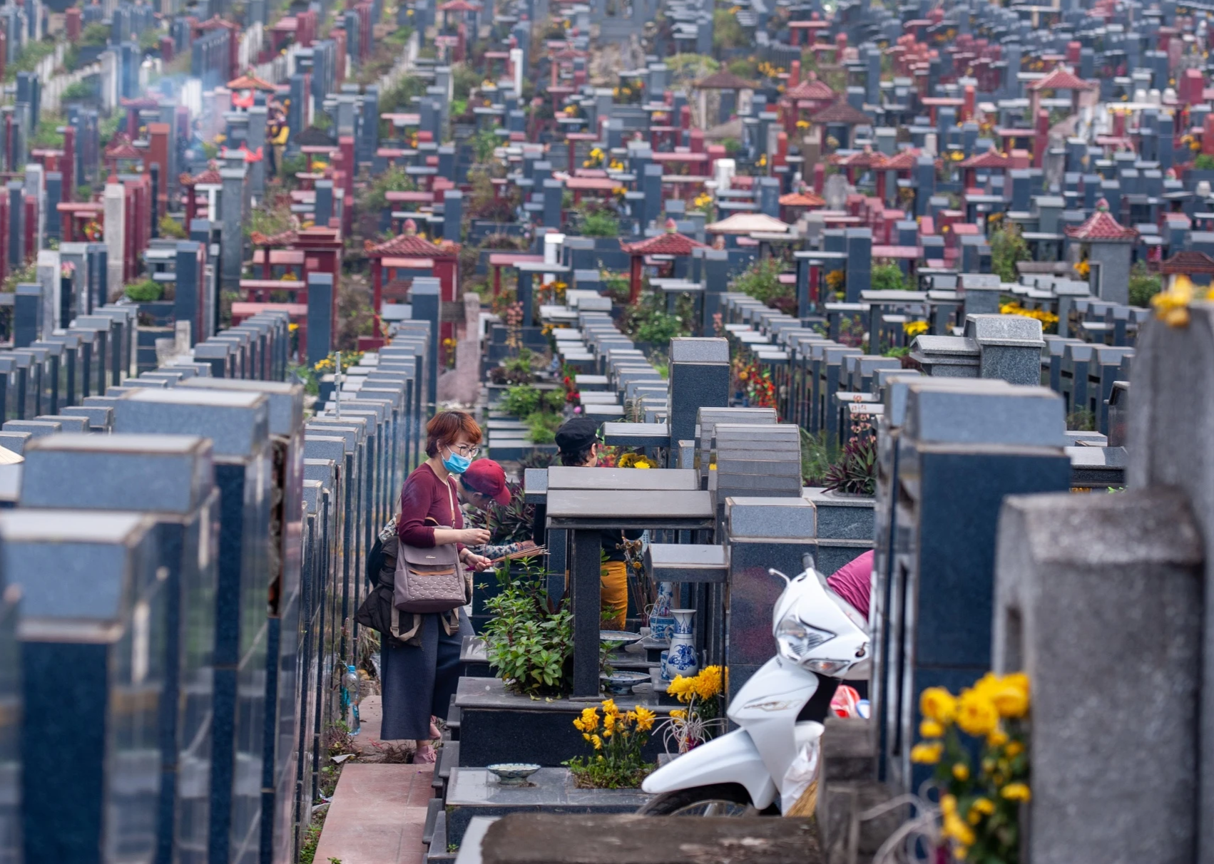 Van khan tet Thanh minh 2024 trong nha va ngoai mo hinh anh