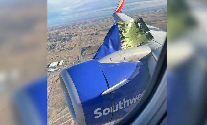 Vo dong co may bay Boeing 'bung toac' tren khong trung hinh anh