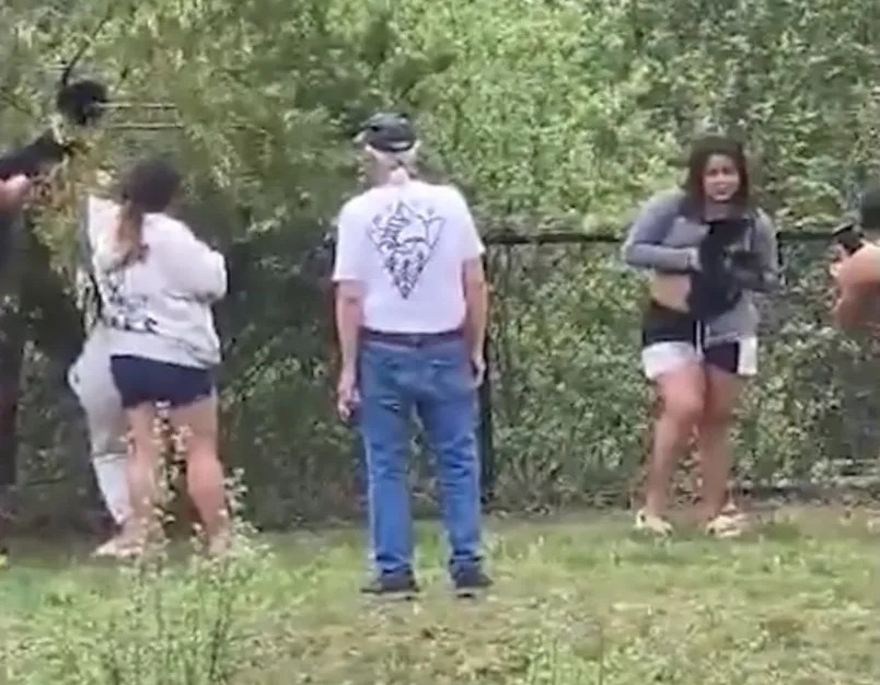 Nhom nguoi loi gau con tu tren cay xuong de chup anh chung hinh anh