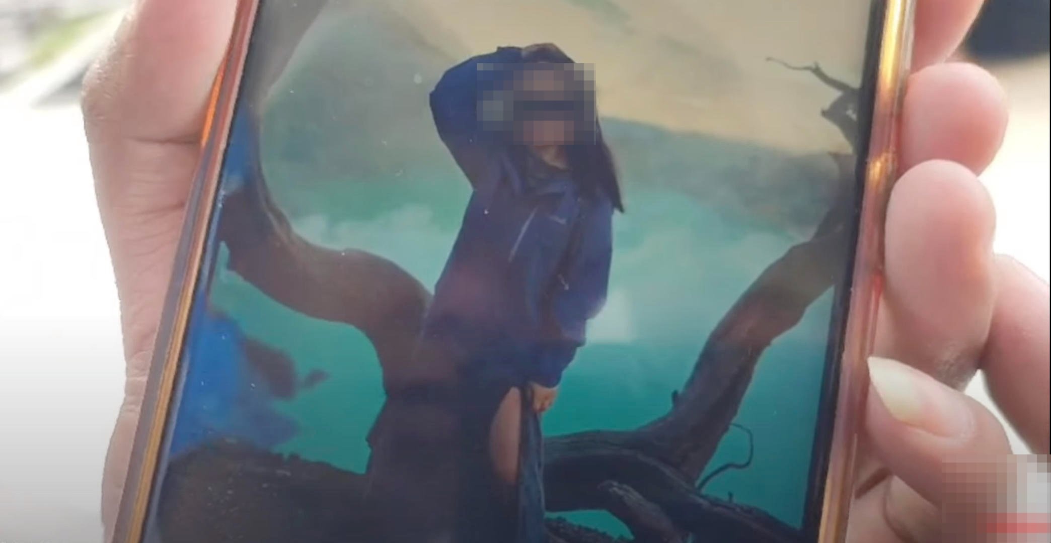 Du khach Trung Quoc tu nan khi selfie tren nui lua hinh anh