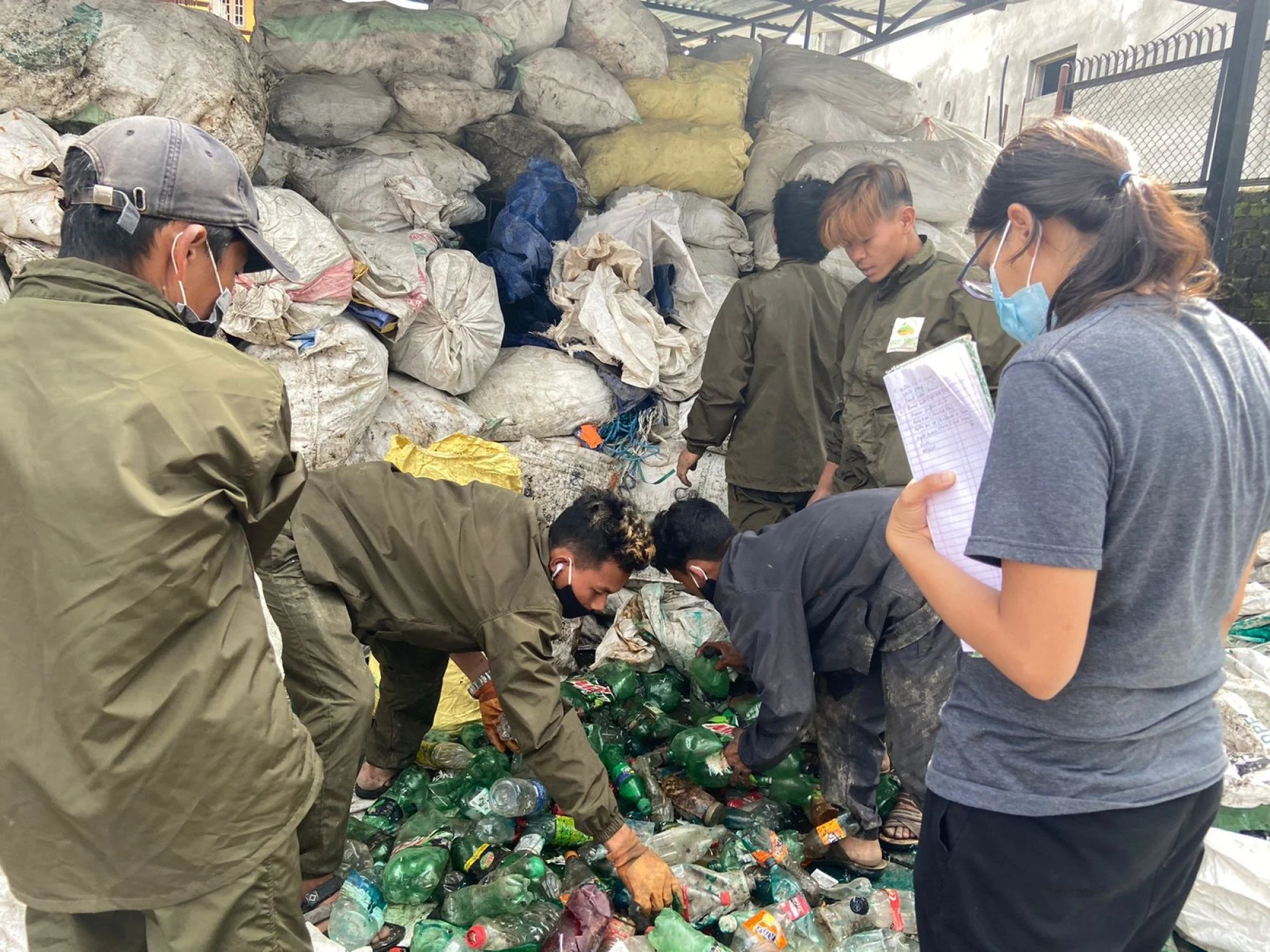 Nui rac Everest,  Rac thai anh 2