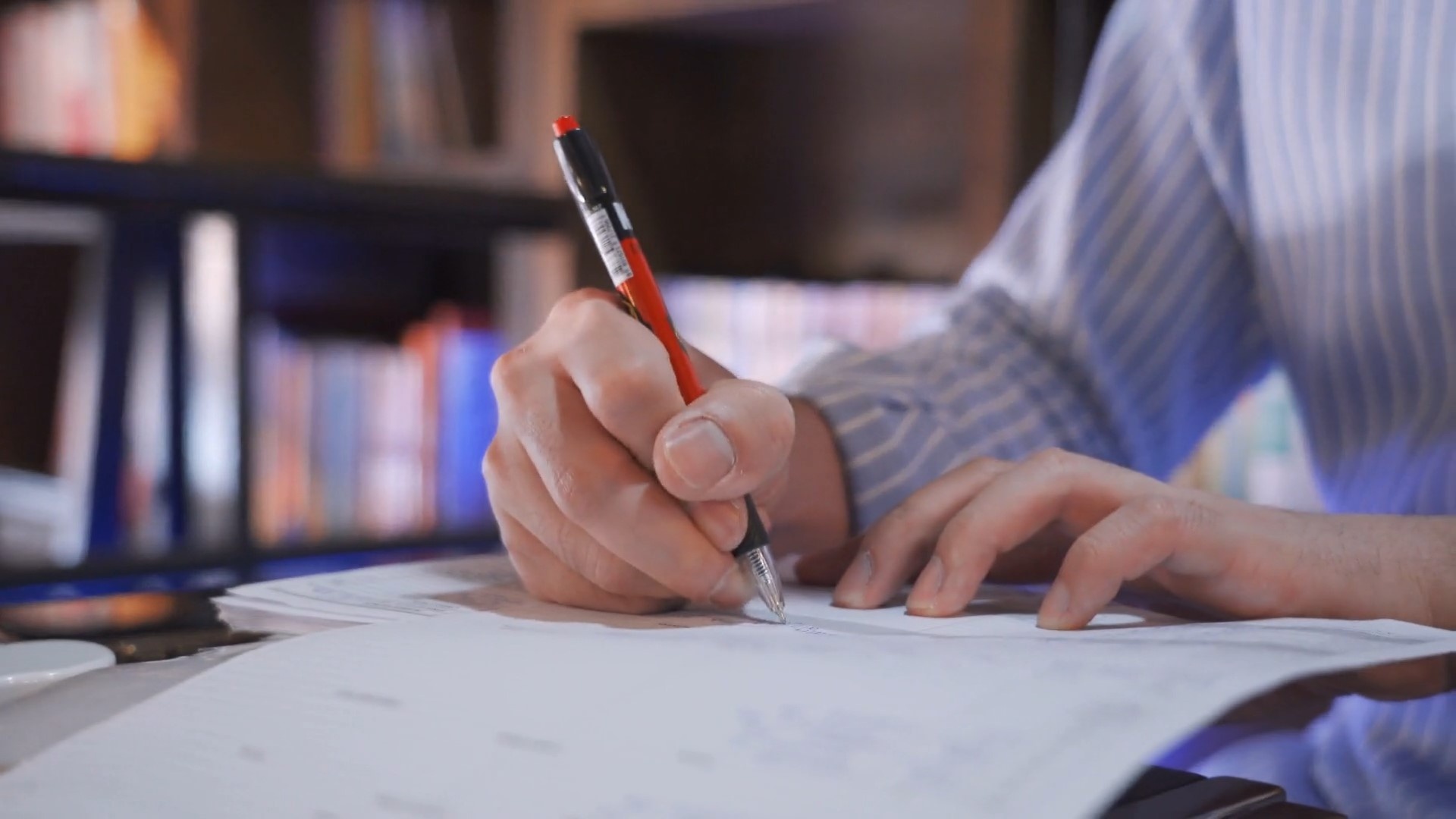 Thieu nien An Do,  Say ruou lai xe,  Phat viet luan anh 1