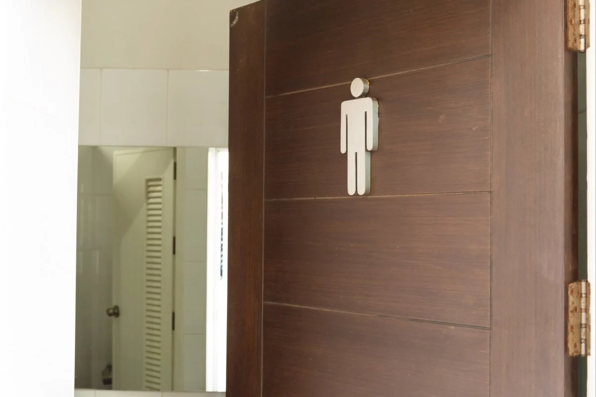 Nhan vien nha hang Singapore quay len phu nu trong toilet hinh anh