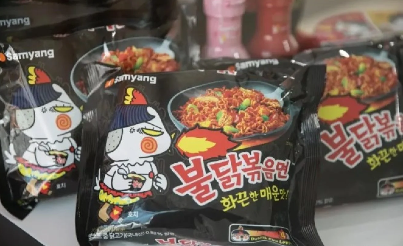 Mi Buldak Han Quoc bi thu hoi vi cay toi muc co the ha doc hinh anh