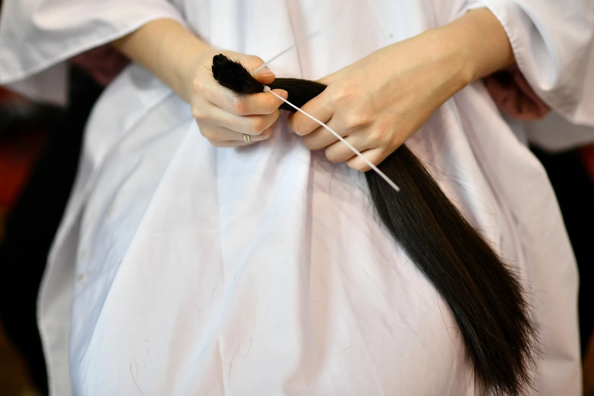 Tranh cai chuyen salon toc trao tang 100 bo toc, nhan ve gap 7 hinh anh