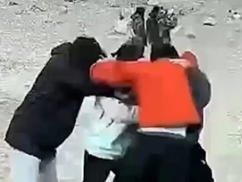 Au da tren dinh Everest vi tranh nhau goc chup hinh anh