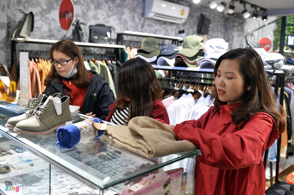 Gioi tre Ha Noi chiu ret cho mua hang giam gia hinh anh