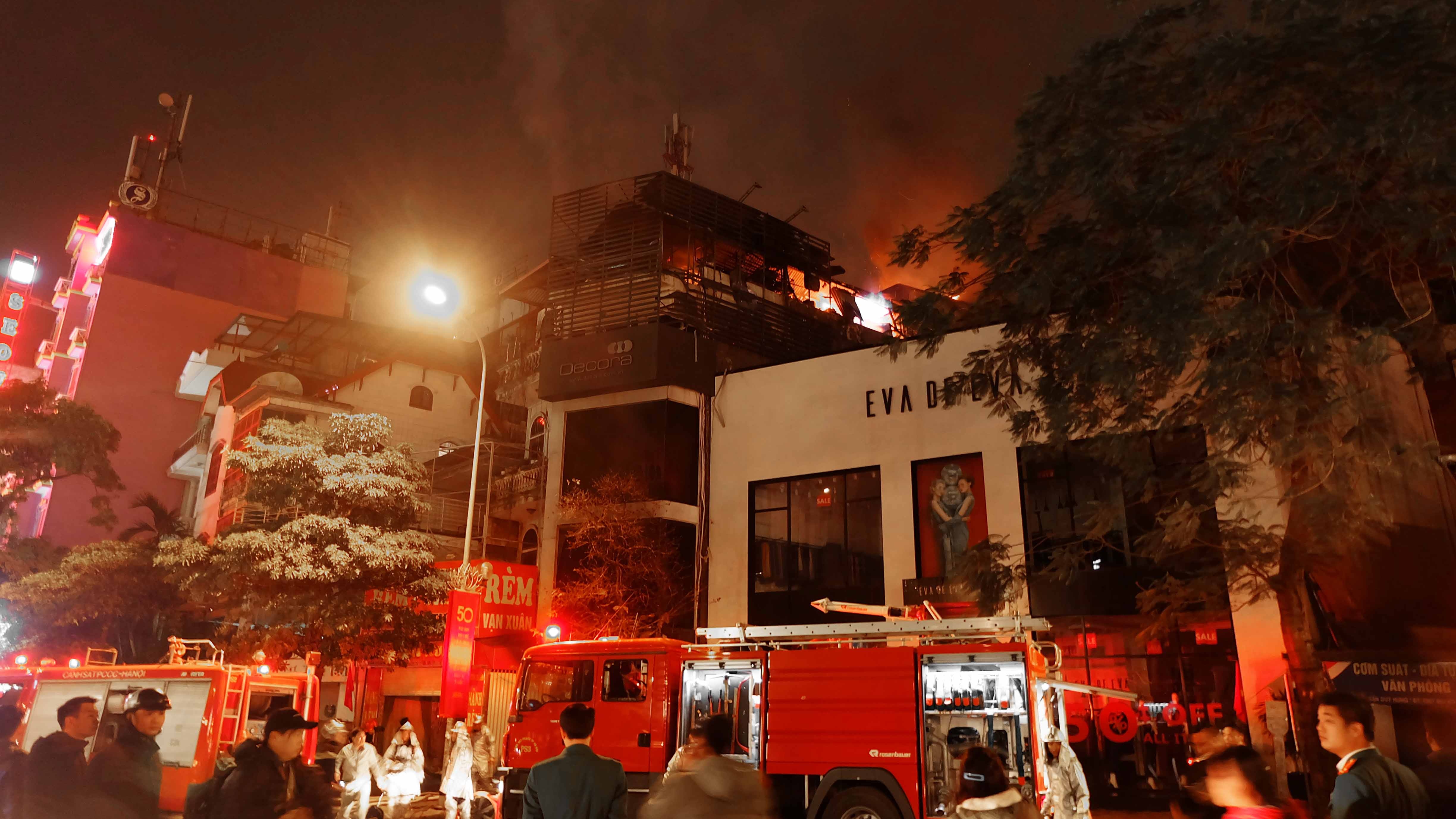 Ngoi nha 5 tang boc chay trong dem hinh anh