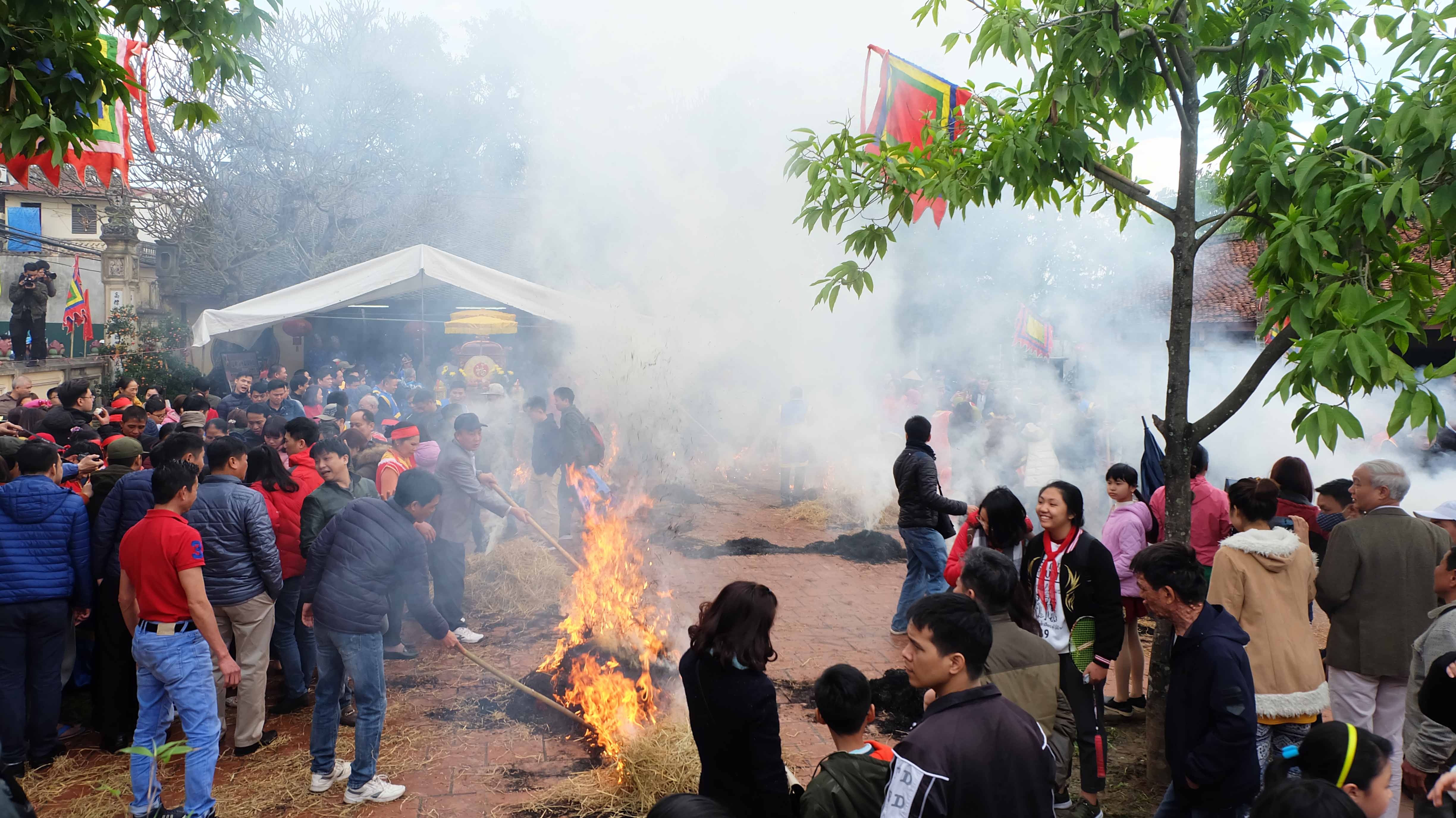 San dinh Thi Cam nghi ngut khoi trong le hoi thoi com thi hinh anh