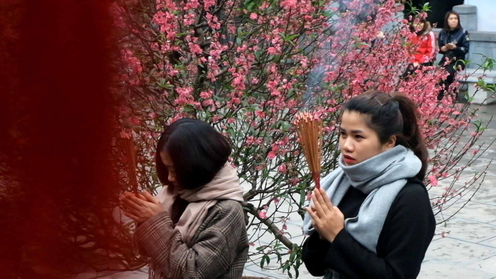 Gioi tre do xo len chua cau tinh duyen dip nam moi hinh anh